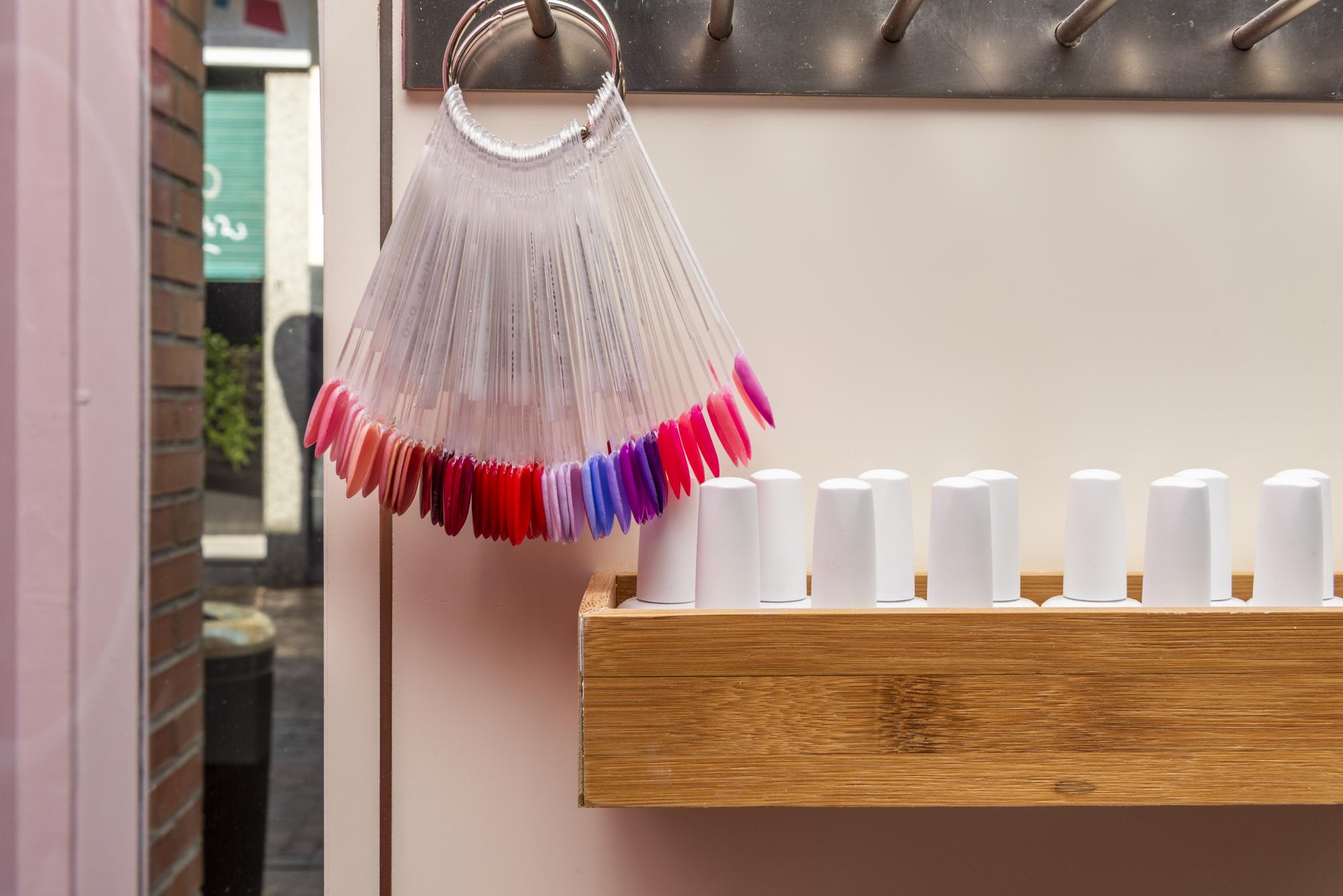 Intrare atelier broderie cu vitrină