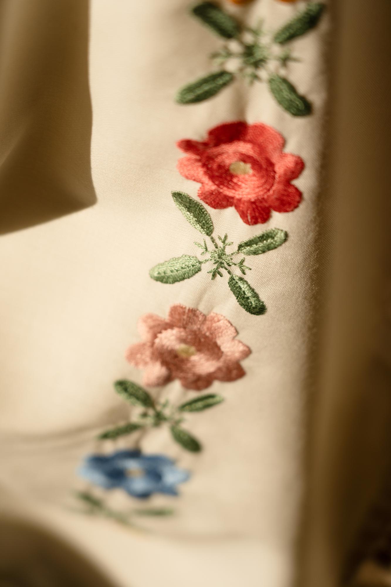 Broderie florală pe in natural