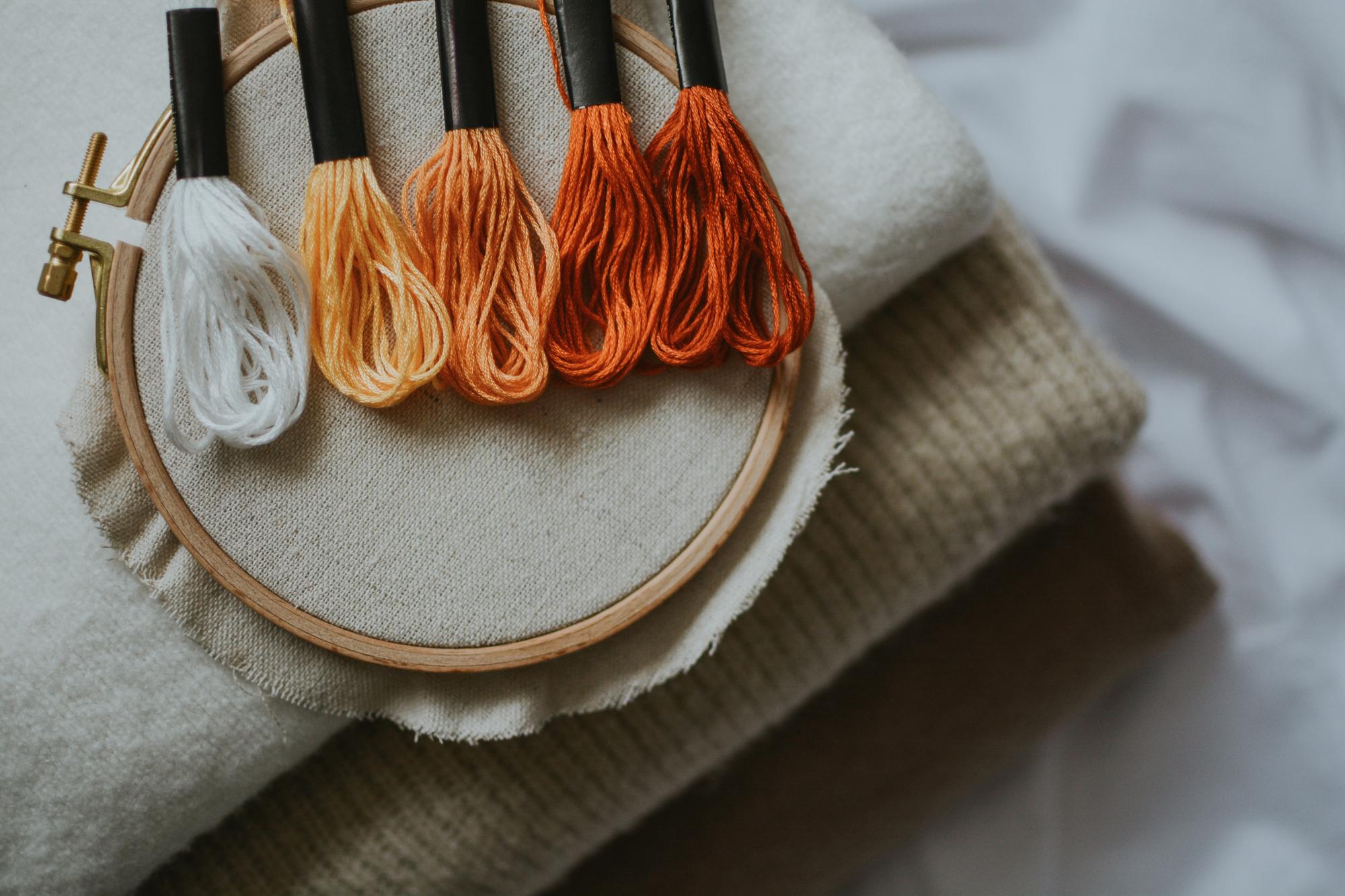 Model broderie artizanală pe pânză naturală